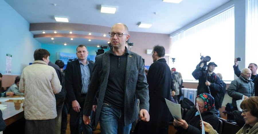Яценюк задержался в кабинке для голосования, потому что изучал бюллетени