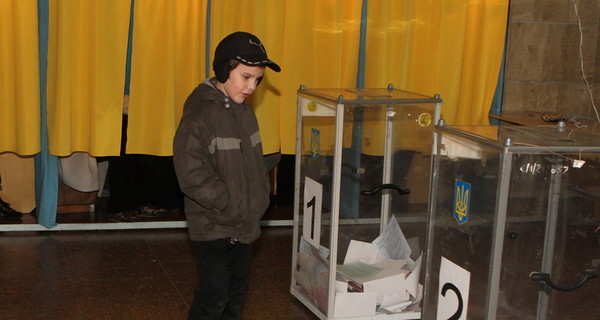 В Днепропетровске на избирательных участках фиксируют нарушения