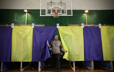 В Мелитополе подрались кандидаты в депутаты, сломан палец 