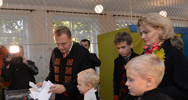 Мэр Львова с женой и детьми пришел голосовать в дизайнерских пальто 