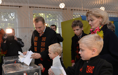 Мэр Львова с женой и детьми пришел голосовать в дизайнерских пальто 