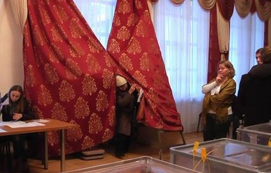 В Сумах голосуют в кабинках из штор и одеял