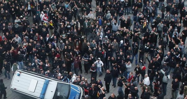 В Кельне произошли столкновения между участниками двух митингов и полицией