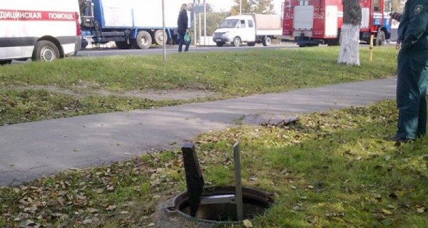 В Никополе cпасали ребенка, провалившегося в прикрытый фанерой канализационный колодец