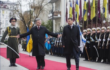 Президенты Украины и Латвии обсудили санкции против России и ситуацию в Донбассе  