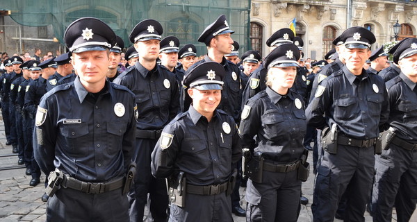 Во Львове полицейские патрулируют детские площадки