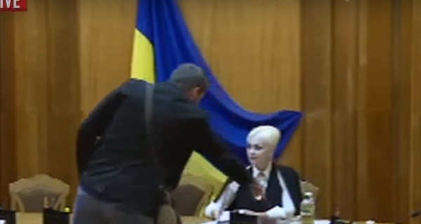 Парасюк устроил скандал в ЦИК: Депутат не доволен законом, за который сам голосовал
