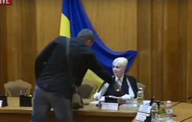 Парасюк устроил скандал в ЦИК: Депутат не доволен законом, за который сам голосовал