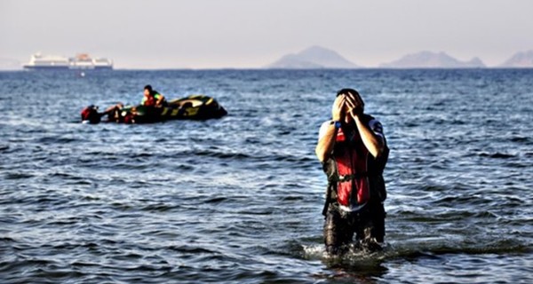 У берегов Греции перевернулось судно с беженцами, погибли дети