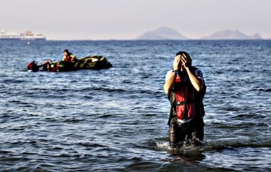 У берегов Греции перевернулось судно с беженцами, погибли дети