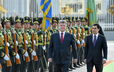 Порошенко встретился с президентом Туркменистана