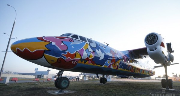 В Киеве появился разрисованный самолет