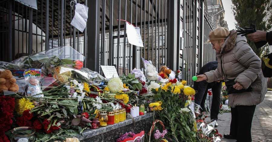 Киевляне несут цветы к посольству России