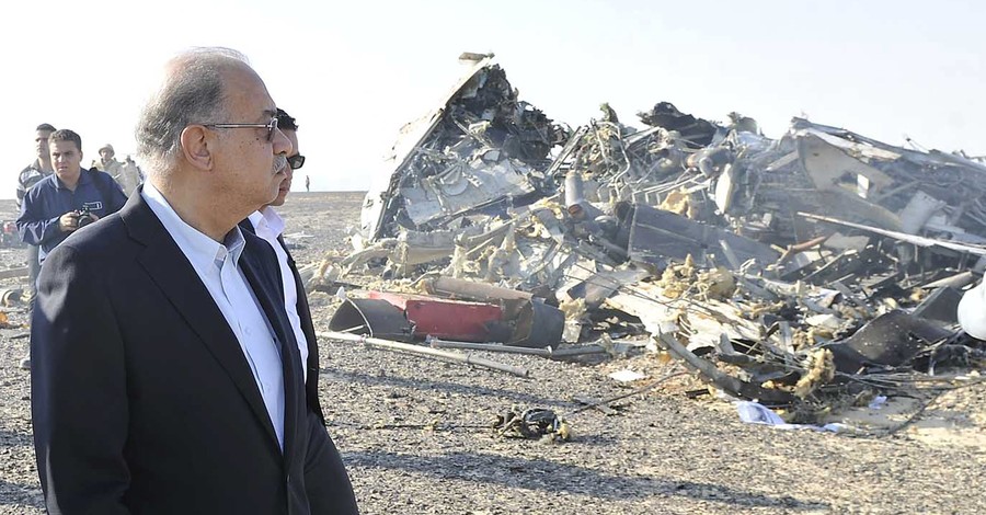 СМИ: из под обломков, разбившегося в Египте самолета, доносятся голоса