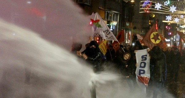 В  Турции против активистов, недовольных результатами выборов, применили  слезоточивый газ