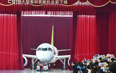 Китай представил авиалайнер, который станет конкурентом Boeing и Airbus