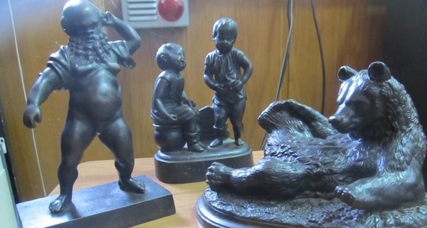 В аэропорту Запорожья у пассажира нашли контрабандные статуэтки XIX века