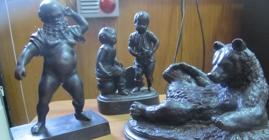В аэропорту Запорожья у пассажира нашли контрабандные статуэтки XIX века