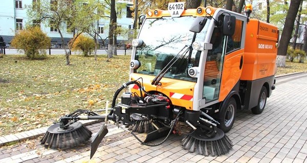Центр Киева стали убирать роботы-пылесосы