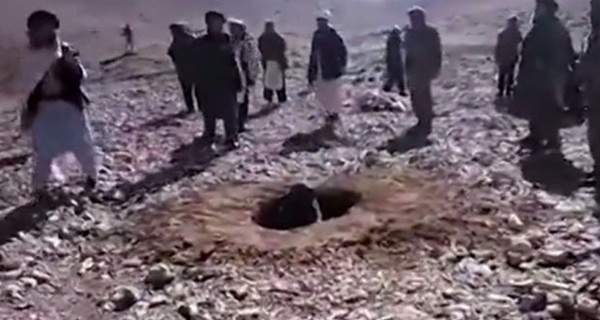 В Афганистане девушку забили камнями за измену