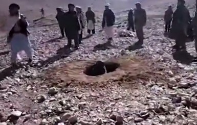 В Афганистане девушку забили камнями за измену