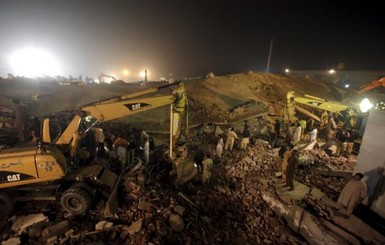 В Пакистане обрушился завод, внутри которого находились около 200 человек