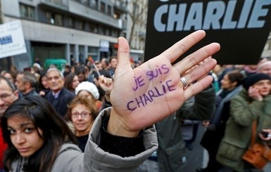 Charlie Hebdo опубликовал карикатуры на падение А321