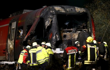 В Германии пассажирский поезд столкнулся с военным грузовиком, есть жертвы 