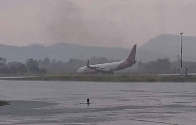 В Индонезии Boeing-737 с пассажирами совершил аварийную посадку