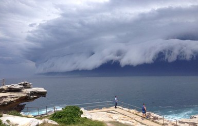 Сидней накрыло облако, похожее на цунами