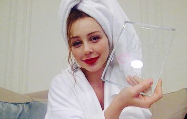 Тина Кароль получила модную награду в плюшевом халатике