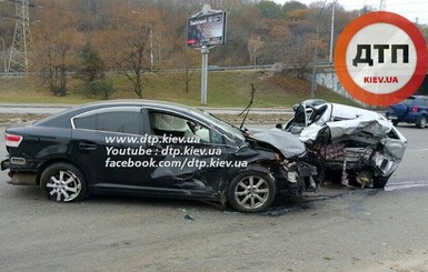 В Киеве столкнулись три легковушки, пострадал водитель