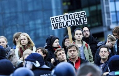 В Берлине на митинг против миграционной политики вышли пять тысяч человек