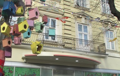 Во Львове с фасада магазина Roshen демонтировали незаконную вывеску