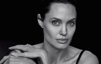 Анджелина Джоли показала ножки в фотосессии известного фотографа 