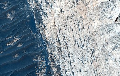 В НАСА показали фотографии гигантского каньона на Марсе