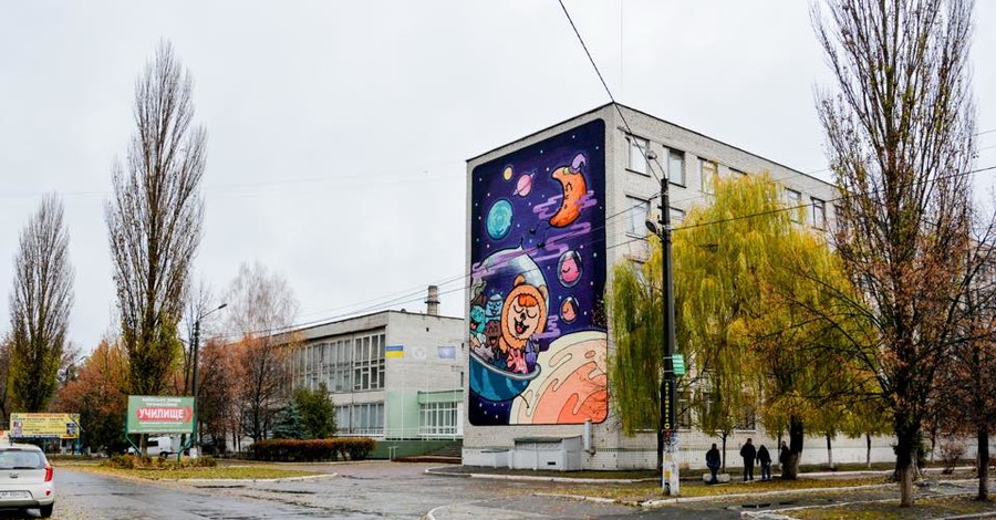 В Киев на стену дома приземлились инопланетяне