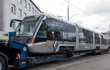 В Киев привезли на испытание тридцатиметровый трамвай 