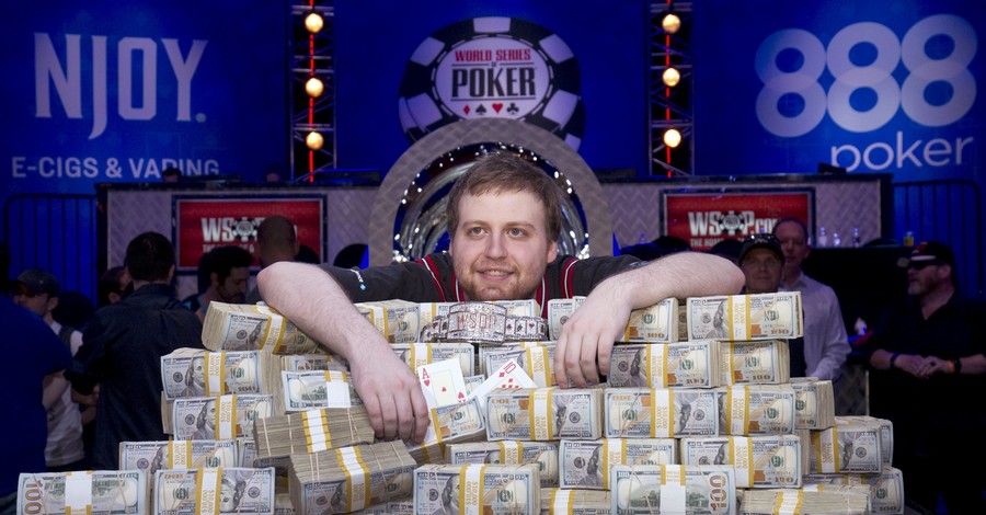 24-летний парень выиграл в покер семь миллионов долларов