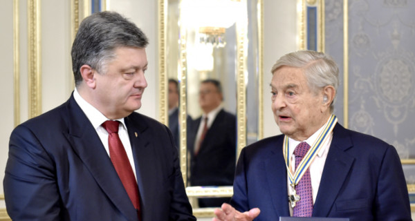 Порошенко вручил Соросу орден Свободы за укрепление авторитета Украины