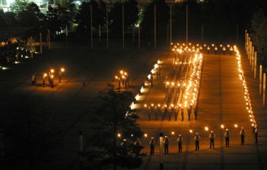 Немецкая армия отметила день рождения факельным шествием