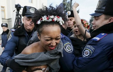 За акцию под Радой Femen могли получить по тысяче долларов