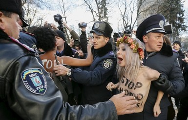 Координатор Femen в Украине вернулась в Киев со скандалом