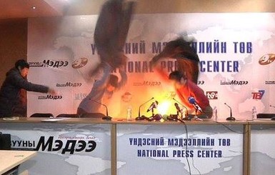 В Монголии председатель профсоюза устроил самосожжение пресс-конференции