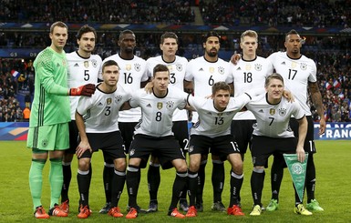 Сборная Германии ночевала на стадионе в Париже: 