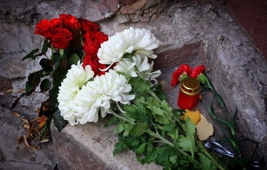 Одесситы в знак соболезнования несут цветы к зданию 