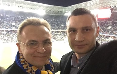 Кличко и Садовой сделали Селфи на матче Украина - Словения