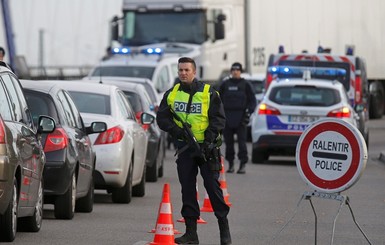 Теракты в Париже: Франция назвала имя одного из террористов, а Сербия показала паспорт смертника