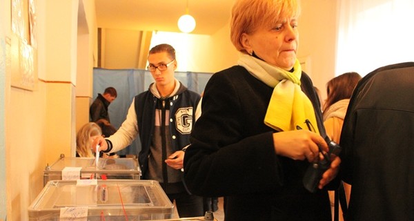 Во Львове к полудню проголосовало 9% избирателей