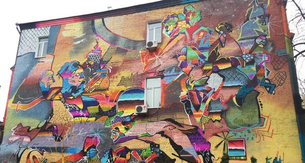В Киеве на домах рисуют гигантских Ярослава Мудрого и Михаила Грушевского
